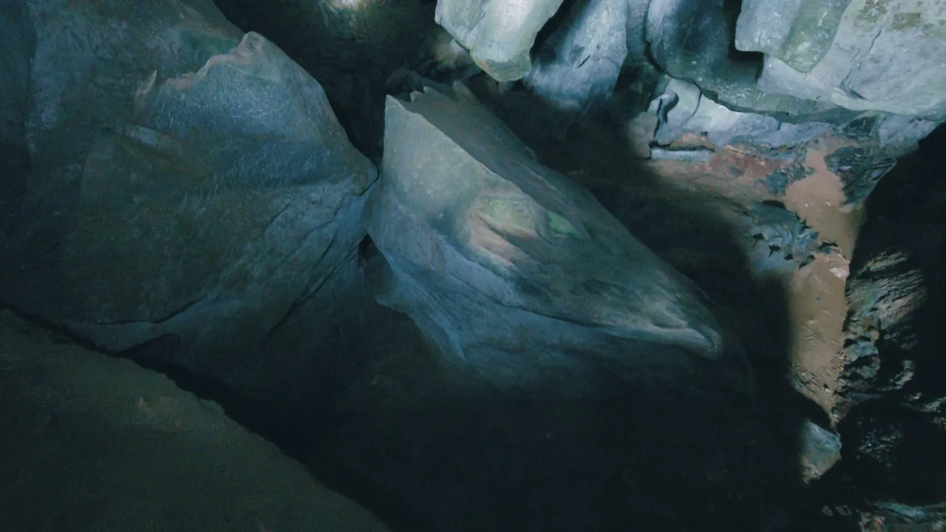 Bên trong hang tối đen như mực, nơi chỉ còn tiếng dơi và hơi thở