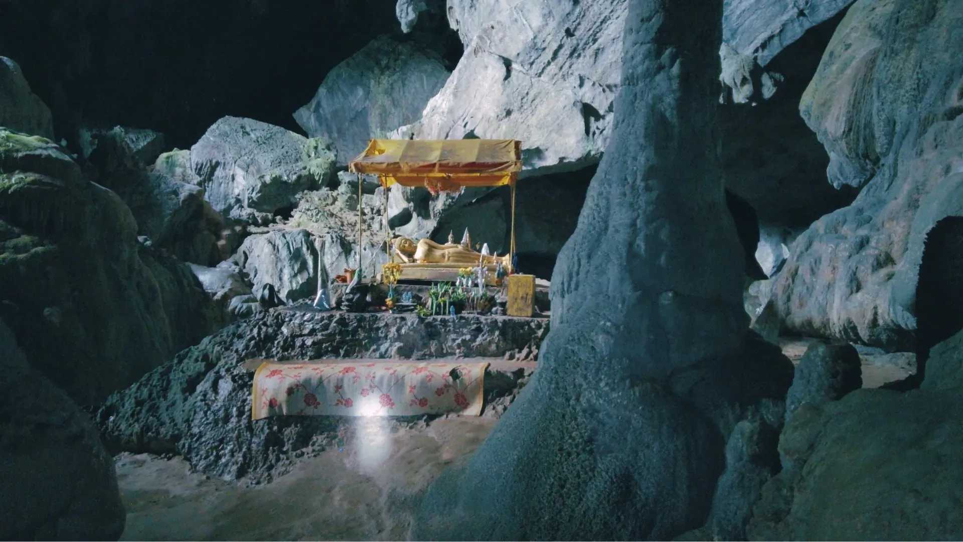 Chút ánh sáng tự nhiên len lỏi tạo nên khung cảnh lung linh nhưng đầy cạm bẫy