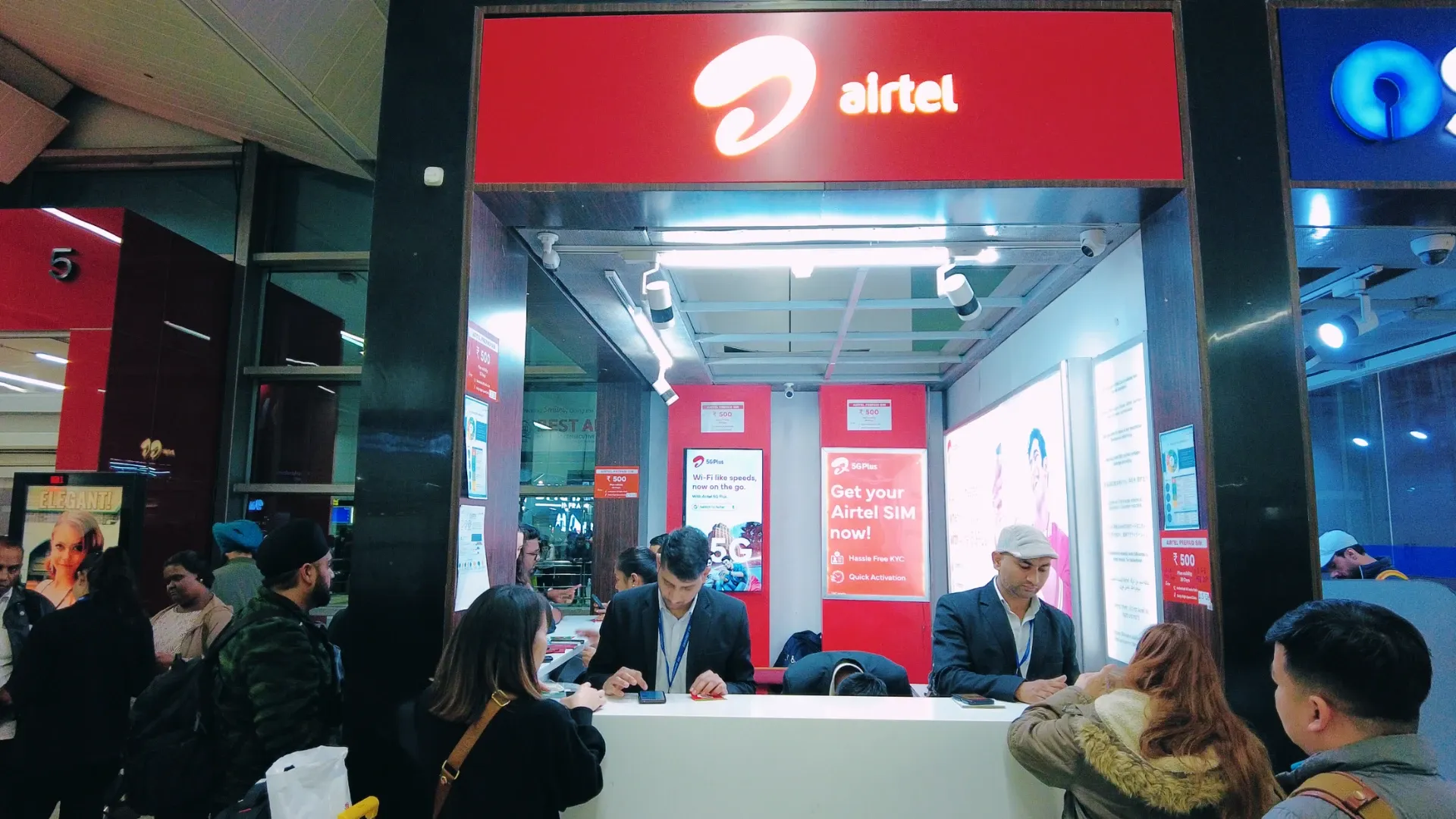 Quầy bán sim Airtel tại sân bay lúc nào cũng đông đúc và làm thủ tục khá lâu