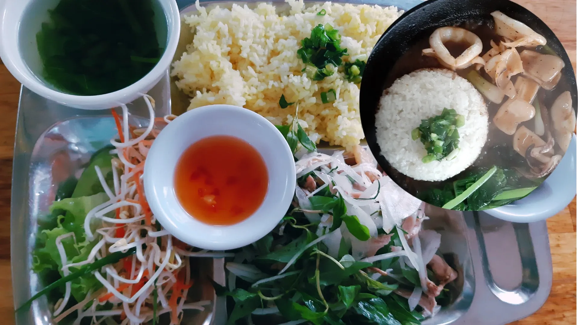 Ảnh đĩa cơm xèo mực và cơm gà xé hấp dẫn, khói bốc lên